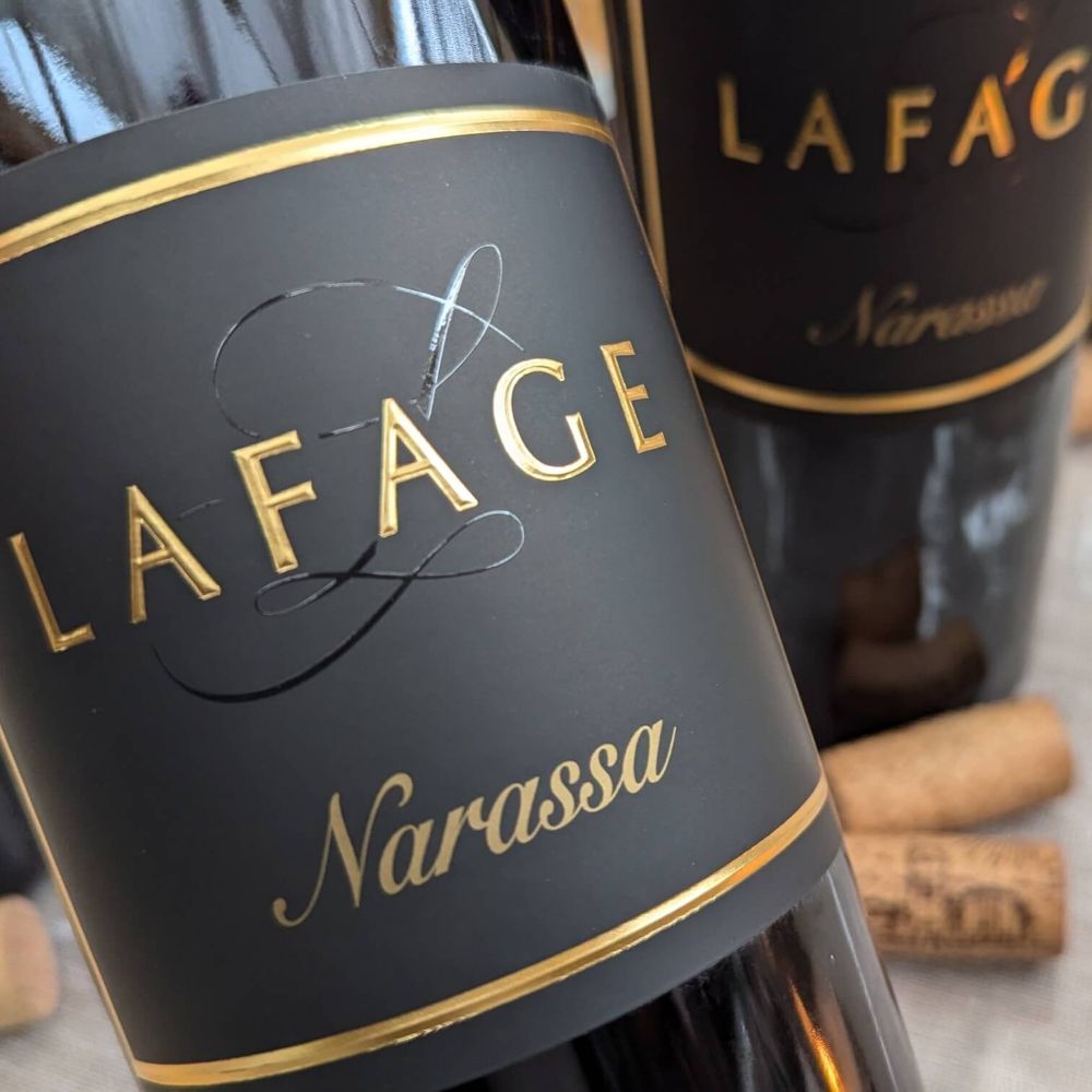 Das edle schwarze Etikett mit goldener Schrift LAFAGE Narassa in Nahaufnahme