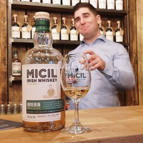 MICIL Inverin Small Batch Irish Blended Whiskey - im Hintergrund Pádraic Ó Griallais / Micil Distillery